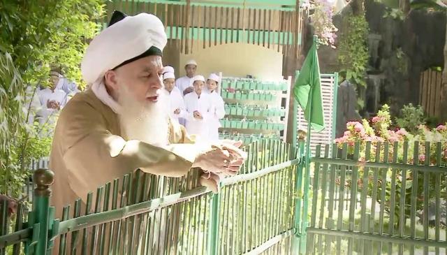 Shaykh Hisham Kabbani Visits Islamic School and Orphanage in Pekalongan 