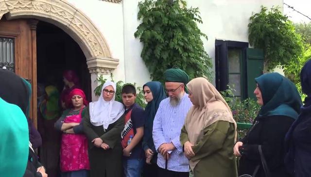 Hajjah Naziha Adil Farewell with Family Members and Mureeds 