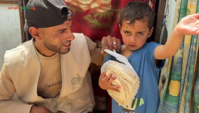 GAZA: BREAD DISTRIBUTION
